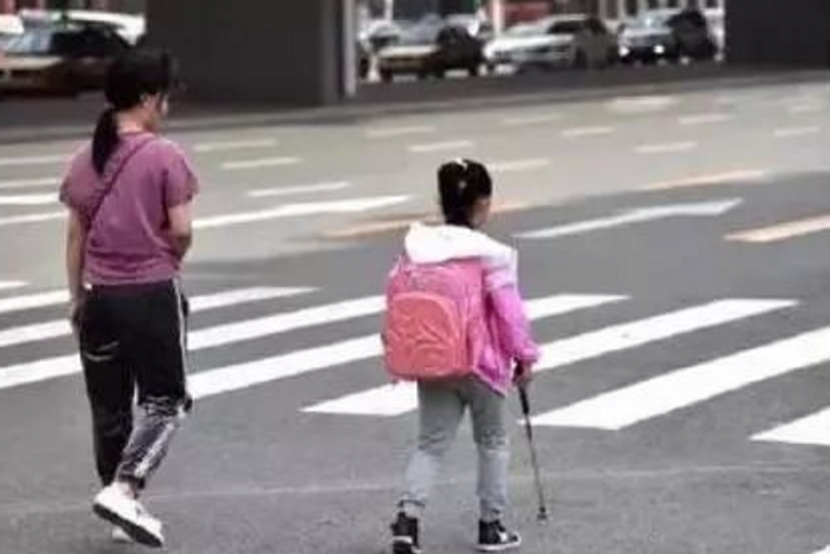 11歲盲童不孤獨的“獨行”上學(xué)路