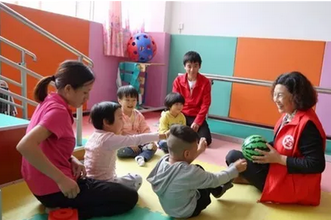 如何給排斥訓練的自閉兒做康復(fù)訓練