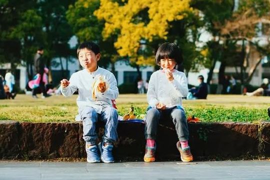 孩子會仿說、會命名，距離對話還有多遠？