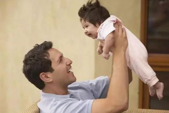 自閉癥孩子極度依戀大人或系缺乏自信心