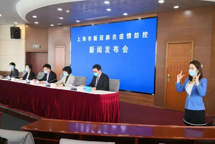 增手語翻譯、推手語視頻……上海讓聽障人士更了解防控知識
