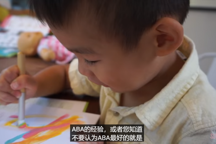 自閉娃成賺錢(qián)工具？美國(guó)網(wǎng)紅育兒博主領(lǐng)養(yǎng)中國(guó)自閉癥男孩，賺足流量后就棄養(yǎng)……