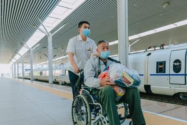 沈陽站“輪椅哥”：我要做盲人的眼、殘疾人的腿