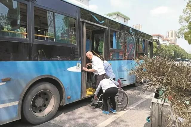 公交司機攙扶殘疾人上車：路人抓拍到這一幕，要實名表揚她