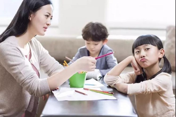 父母應(yīng)該怎樣幫孩子提高語言表達(dá)能力呢?