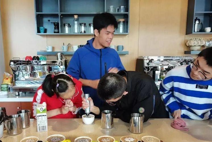 “孩子班上的殘疾學(xué)生應(yīng)去特?！保议L的要求過分了