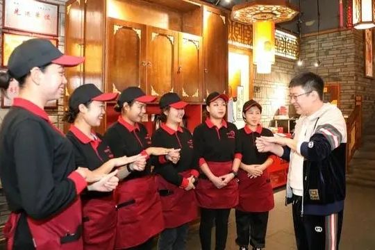 火鍋店雇16名聾啞人做服務員 治愈的笑容 讓“無聲”世界情更濃