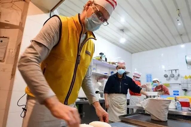 德國夫妻來中國20年開面包店：只招殘障人士 即將回國定居