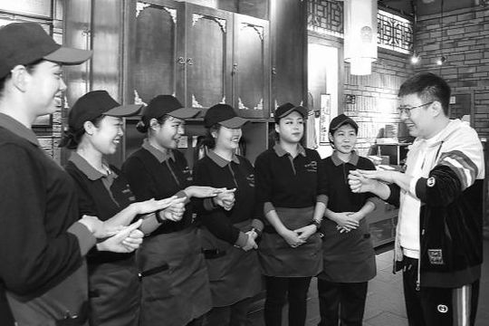 沈陽(yáng)80后小伙開(kāi)火鍋店：給聾啞人月薪7000，還把10%利潤(rùn)給他們！
