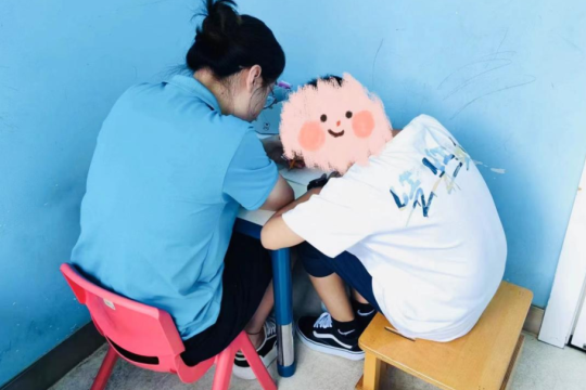 “90后”特殊兒童康復(fù)師成將文：看到他們變好我才幸福