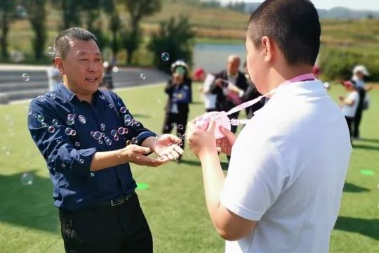 一名自嘲“傻大膽”的校長，陪伴自閉癥兒童十年