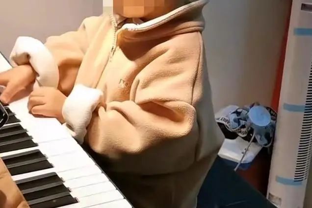 自閉癥男孩花一年學習上廁所，聽曲盲彈準確率將近100%