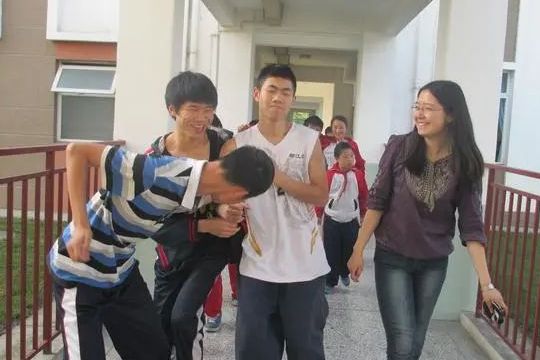 扎根特殊教育學(xué)校12年，她是特殊孩子成長中的拐杖