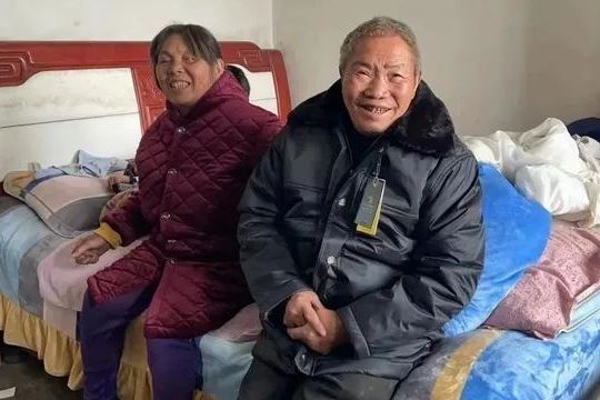 母親一步步摸索著笑意不減，將整個豬頭燒毛、清洗、煮熟、切盤，兒子在床上手舞足蹈，開心地等待著，一家人都高興壞了……”