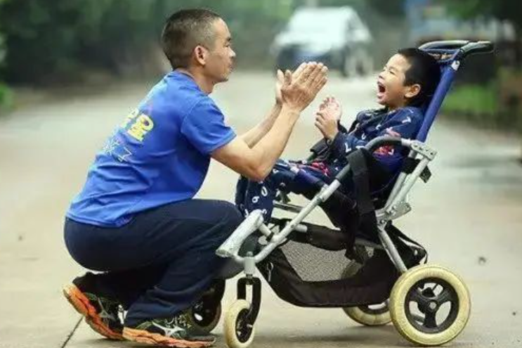 父親推腦癱兒子完成馬拉松：帶他去看看外面的世界